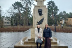 Wychowanki przy pomniku Marszałka Józefa Piłsudskiego