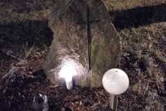 Kamień upamiętniający kpt. Motza przy którym jest zapalony znicz i światło.