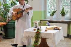 Jeden z księży grający na gitarze.