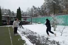 Wychowanki podczas wesołej zabawy na śniegu