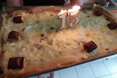 Tort ze świeczkami w kształcie liczby piętnaście.