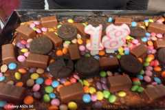 Tort urodzinowy z świeczkami w kształcie osiemnastki.