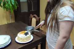 Wychowanka  krojąca tort.