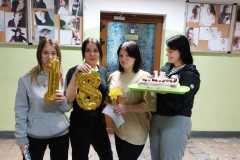 Cztery wychowanki z tortem i balonami w kształcie osiemnastki.